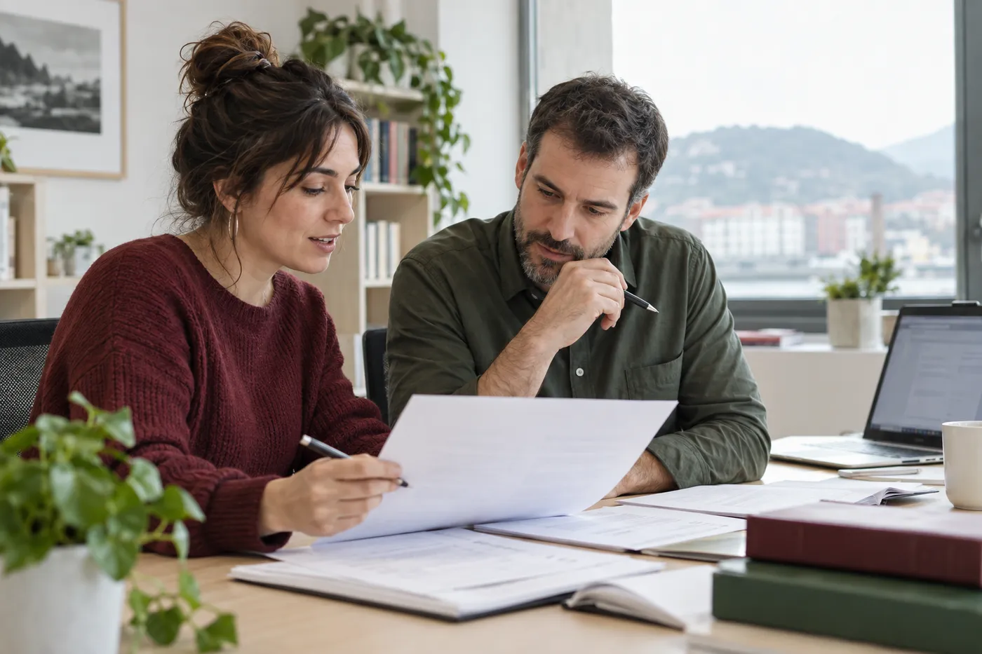 Profesionales revisando documentación bilingüe en euskera